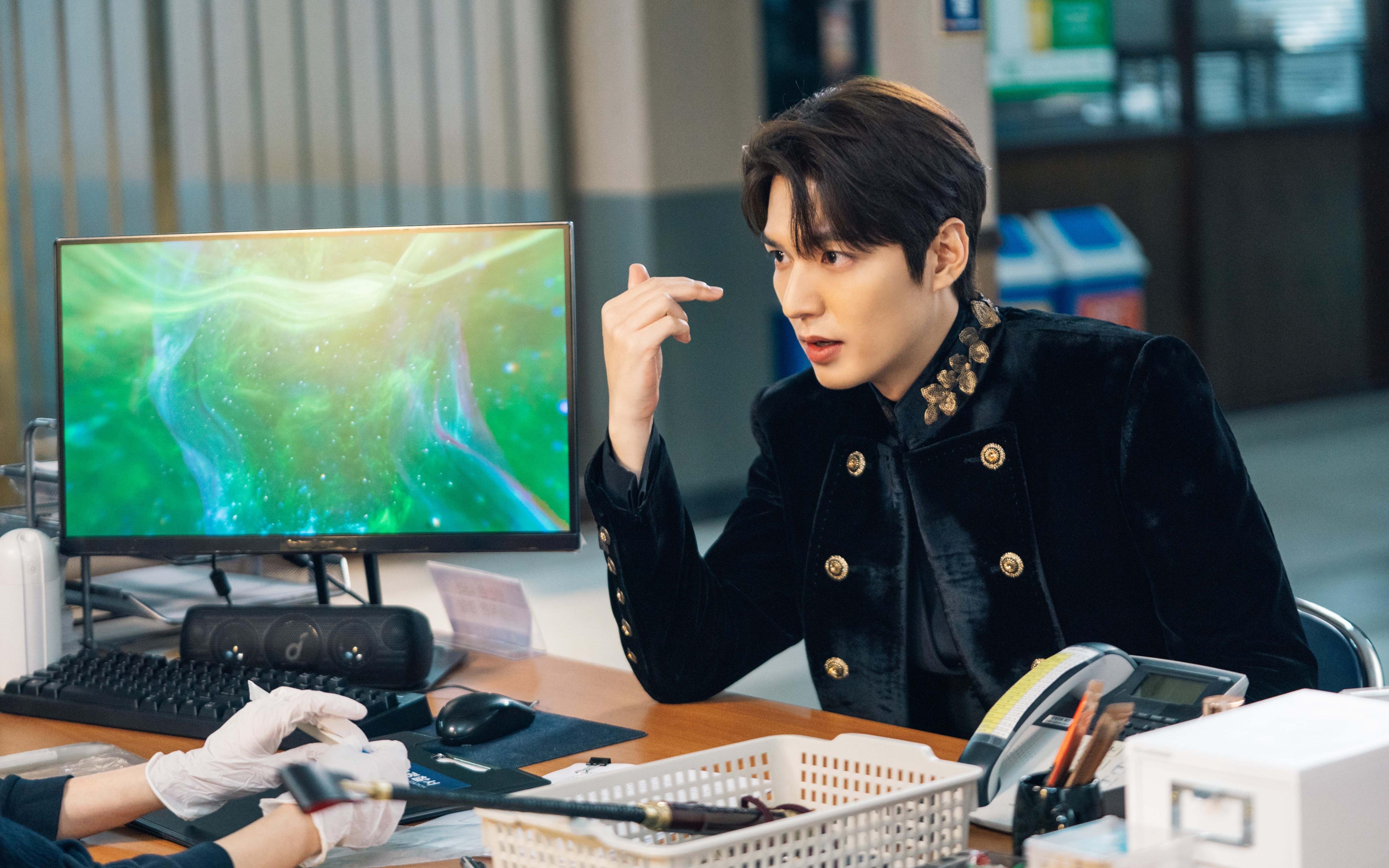 青春与经验的对决,爱德华兹新王加冕,骑士铁骑踏碎撕裂之城