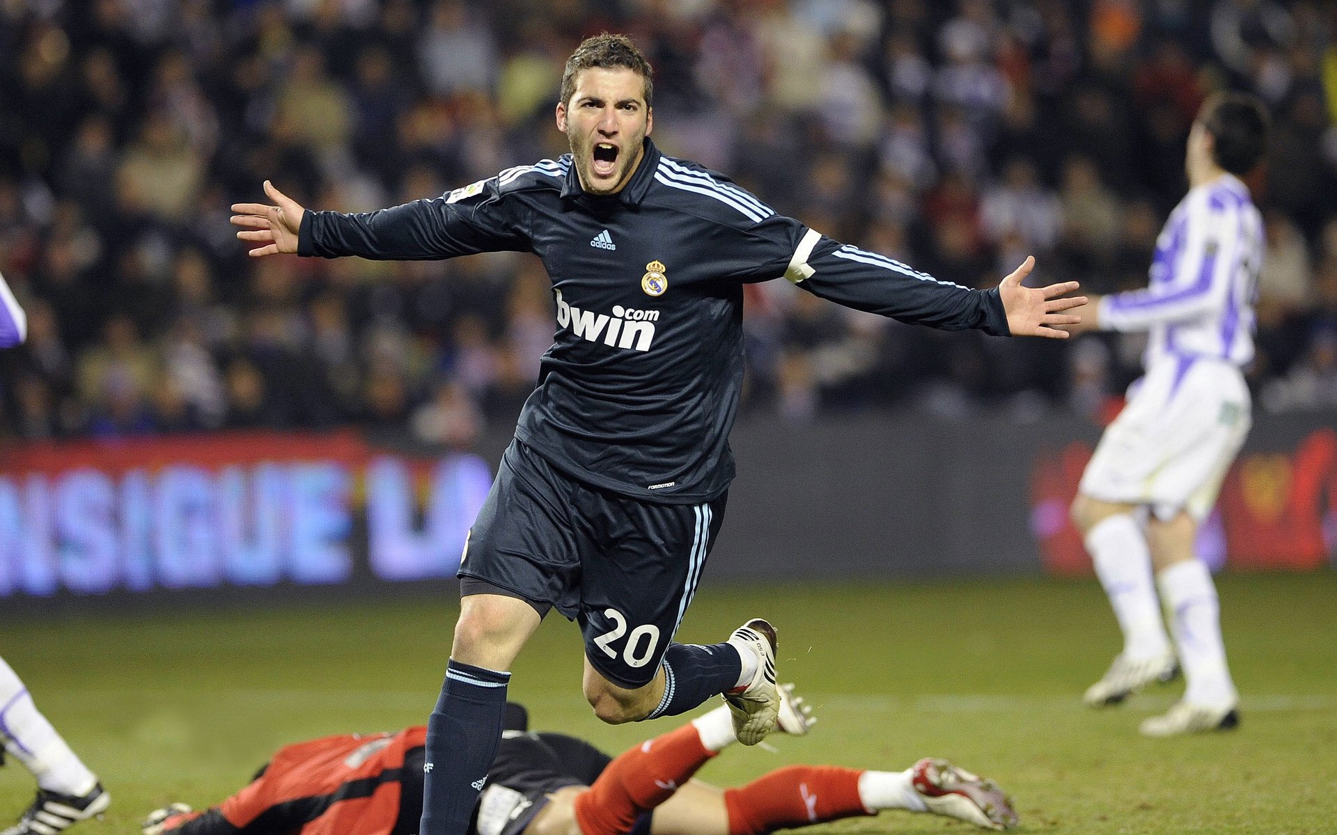 胜负毫厘间，当NBA季后赛的窒息时刻遇见莱比锡红牛的终场绝响